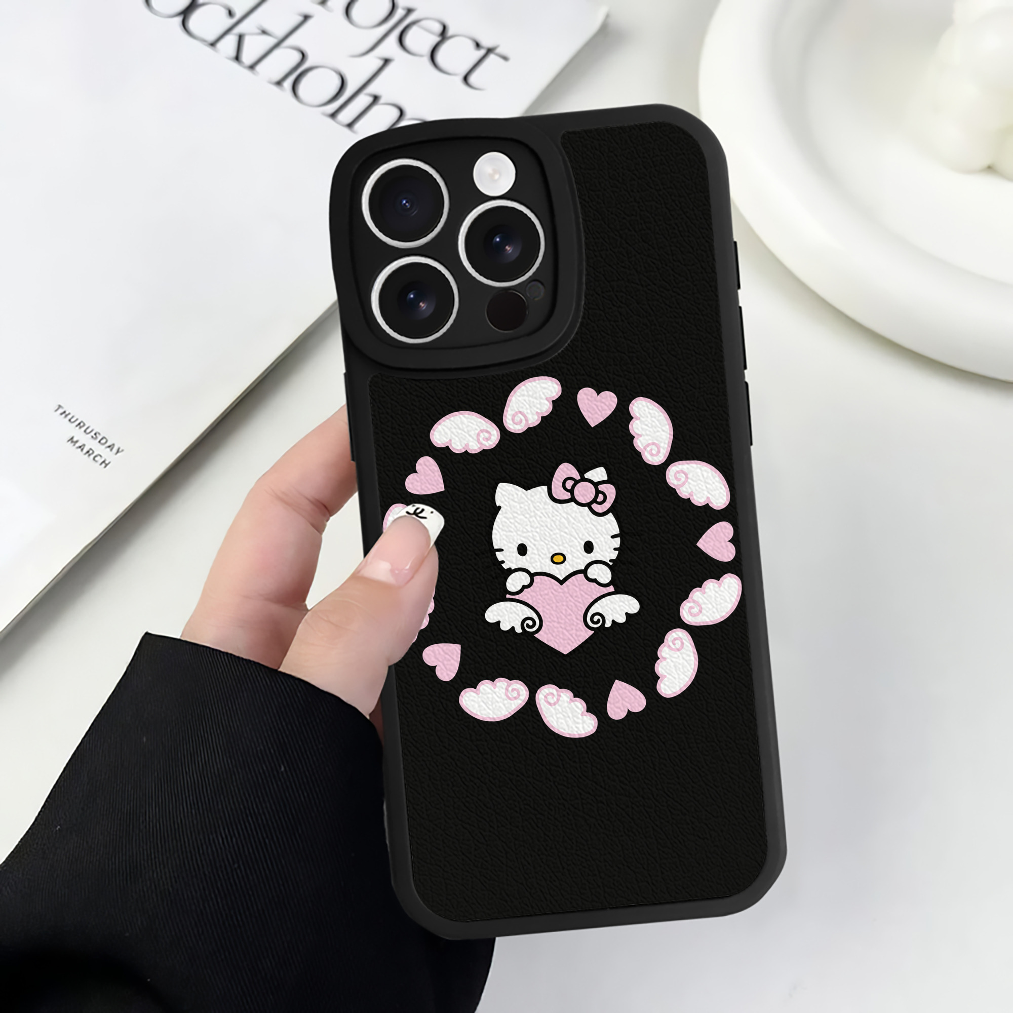 （画像用） Hello Kitty ハローキティ 【iPhone 16シリーズ対応】シリコンスマホケース（レザー調） 材質：シリコン